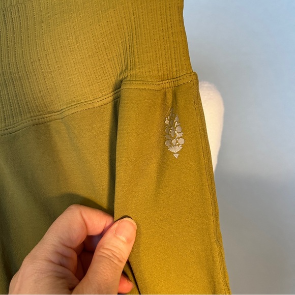 Free People FP MOVEMENT Good Karma Flare Leggings Yoga Pants in Army Green M/L - Picture 3 of 7